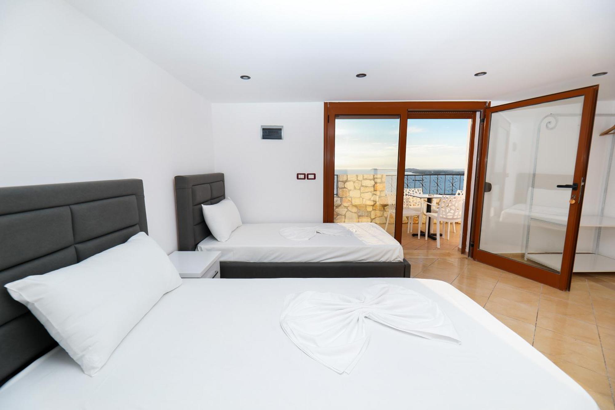 Vila Dena Vlore Luaran gambar