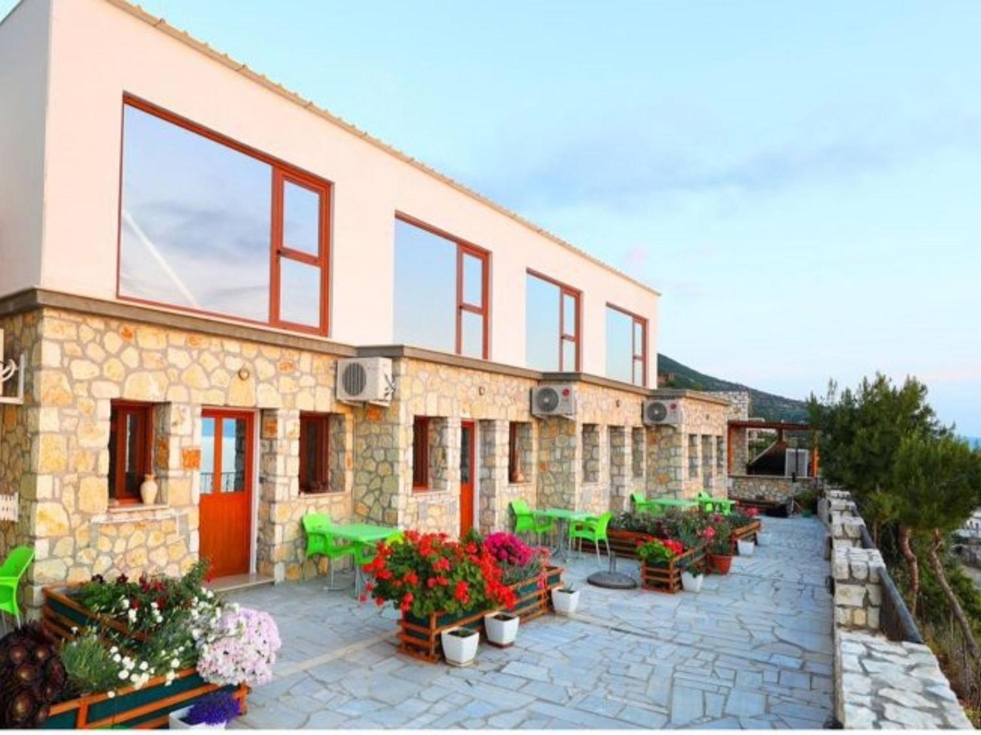 Vila Dena Vlore Luaran gambar